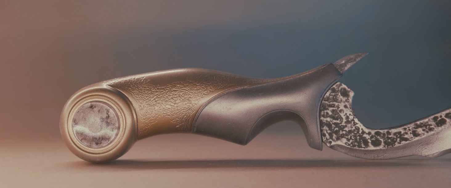 I went as far as to try and get the scribbled pattern on the handles as close to the ingame textures as I could. The "button" in the hilt that is an animated cloud texture in game is a separate piece I printed in clear resin.