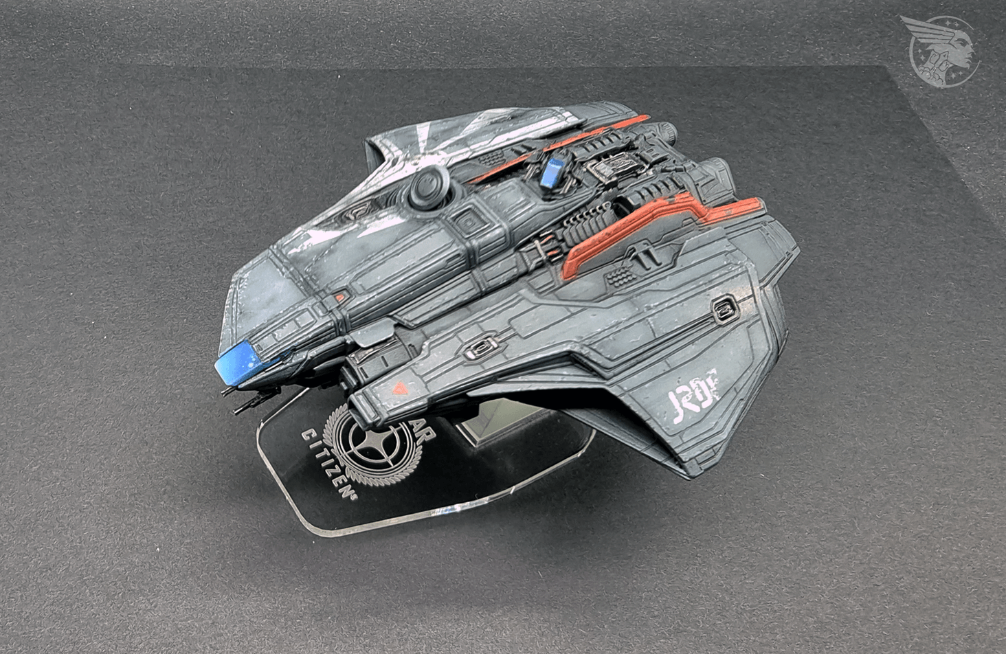 More definition was added by giving more contrast to the panel lines with an oil wash.