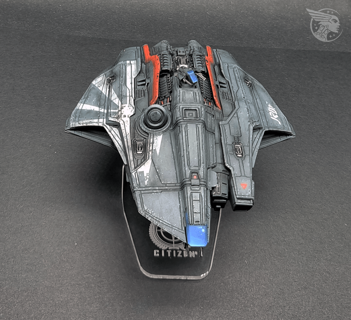 The effect on the cockpit was achieved by airbrushing a gradient from dark to light blue and adding a couple of "stars" in the upper darkest corner with a brush.